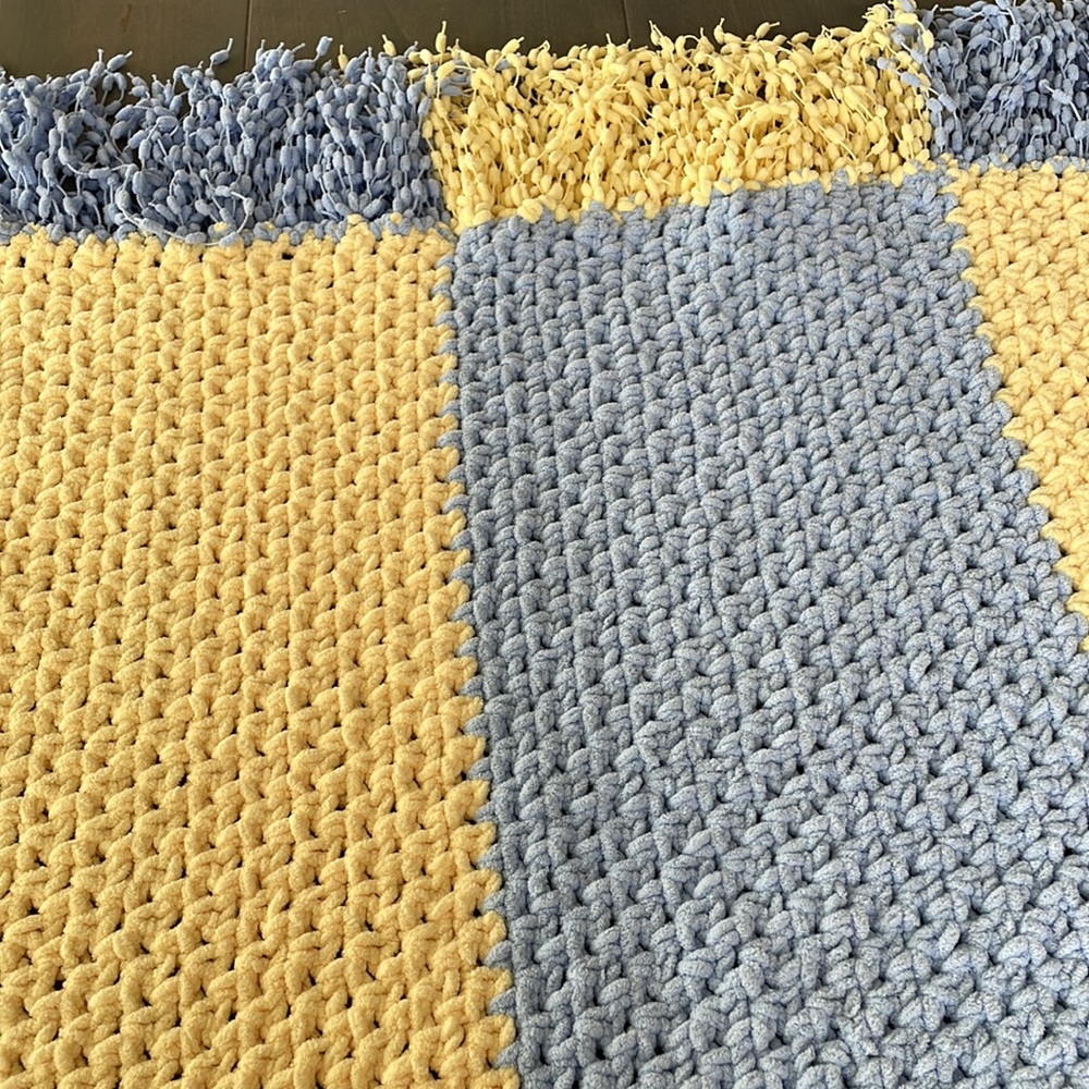Handmade chunky knitted, fringe blanket/throw. Soft yellow, blue 35”x50” - Picture 10 of 13